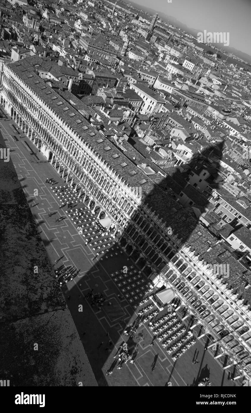 Un grand angle vue de la Piazza San Marco montrant l'ombre du Campanile Banque D'Images