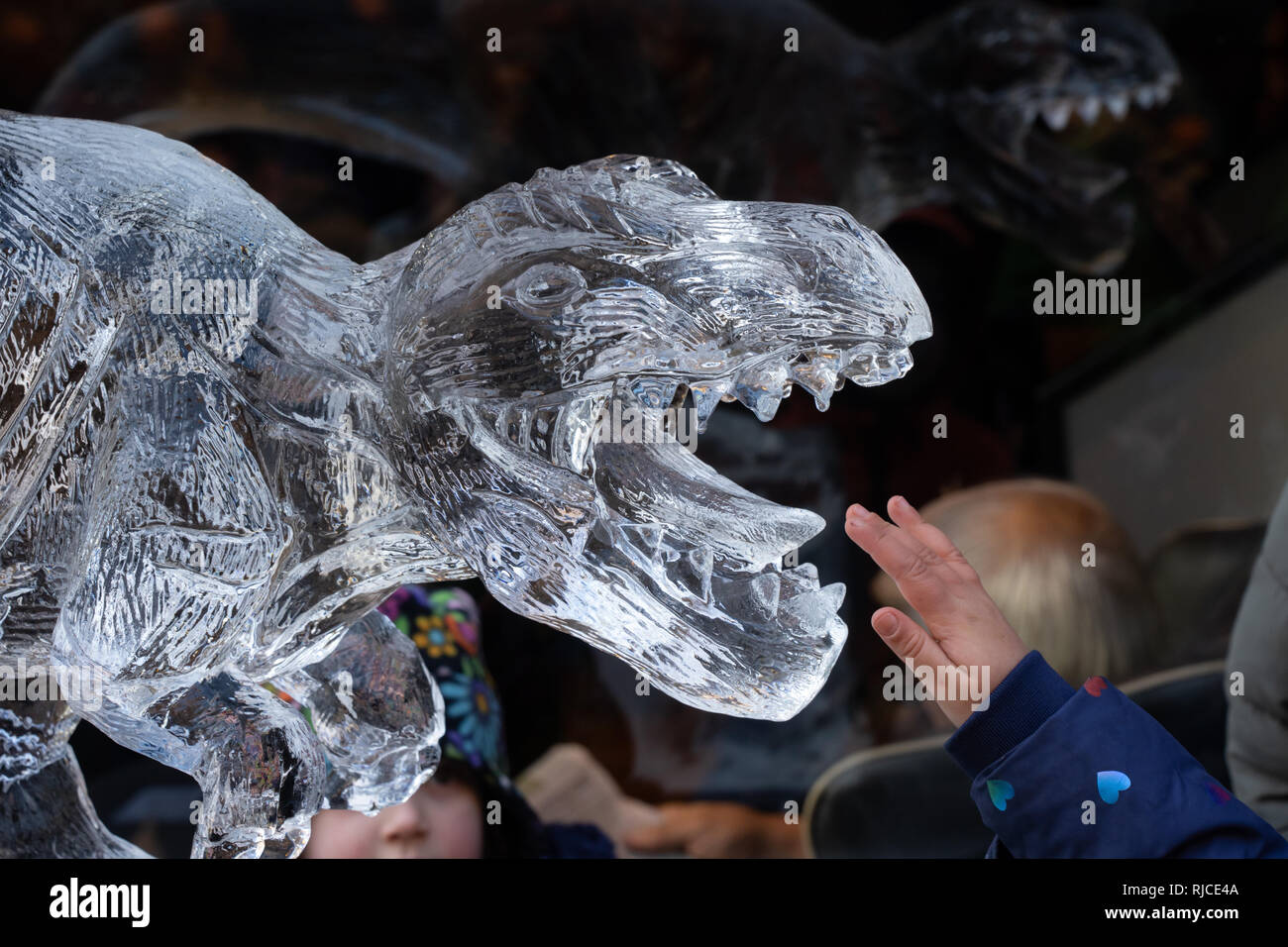 Sculpture sur glace de dinosaure, sentier de glace de York, Coppergate Center, York, North Yorkshire, Angleterre, Royaume-Uni. Banque D'Images