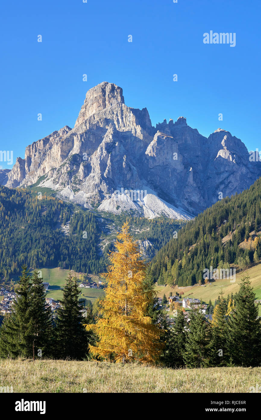 Voir l'ensemble de Corvara à Sassongher, Dolomites, Tyrol du Sud, Italie. Banque D'Images