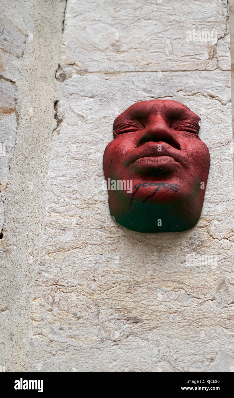 Face sculpture de l'artiste de rue française Gregos, Lisbonne, Portugal. Banque D'Images