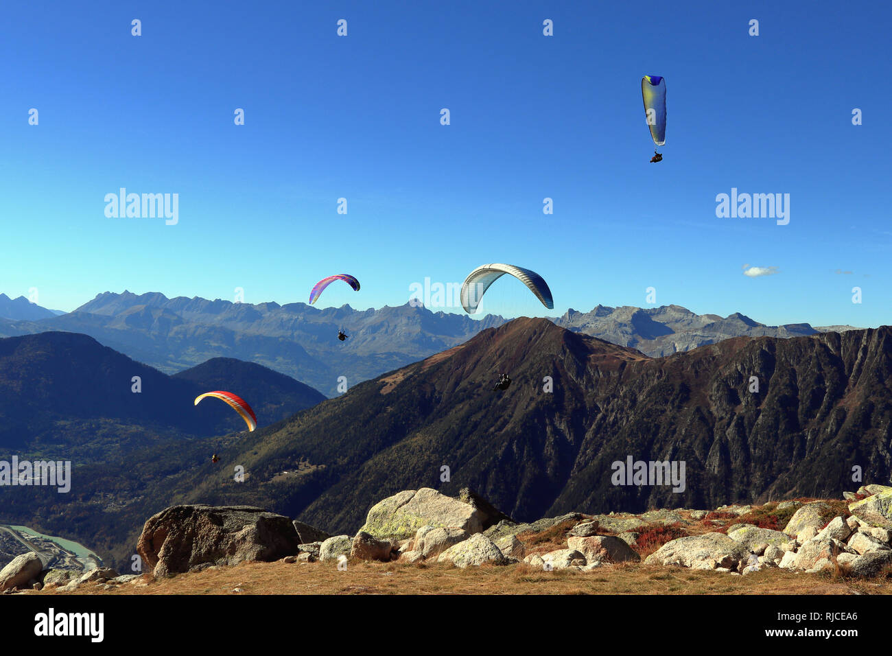 Parapente planeur le ciel bleu profond. L'automne dans les Alpes  françaises, Chamonix-Mont-Blanc, Haute-Savoie, France Photo Stock - Alamy
