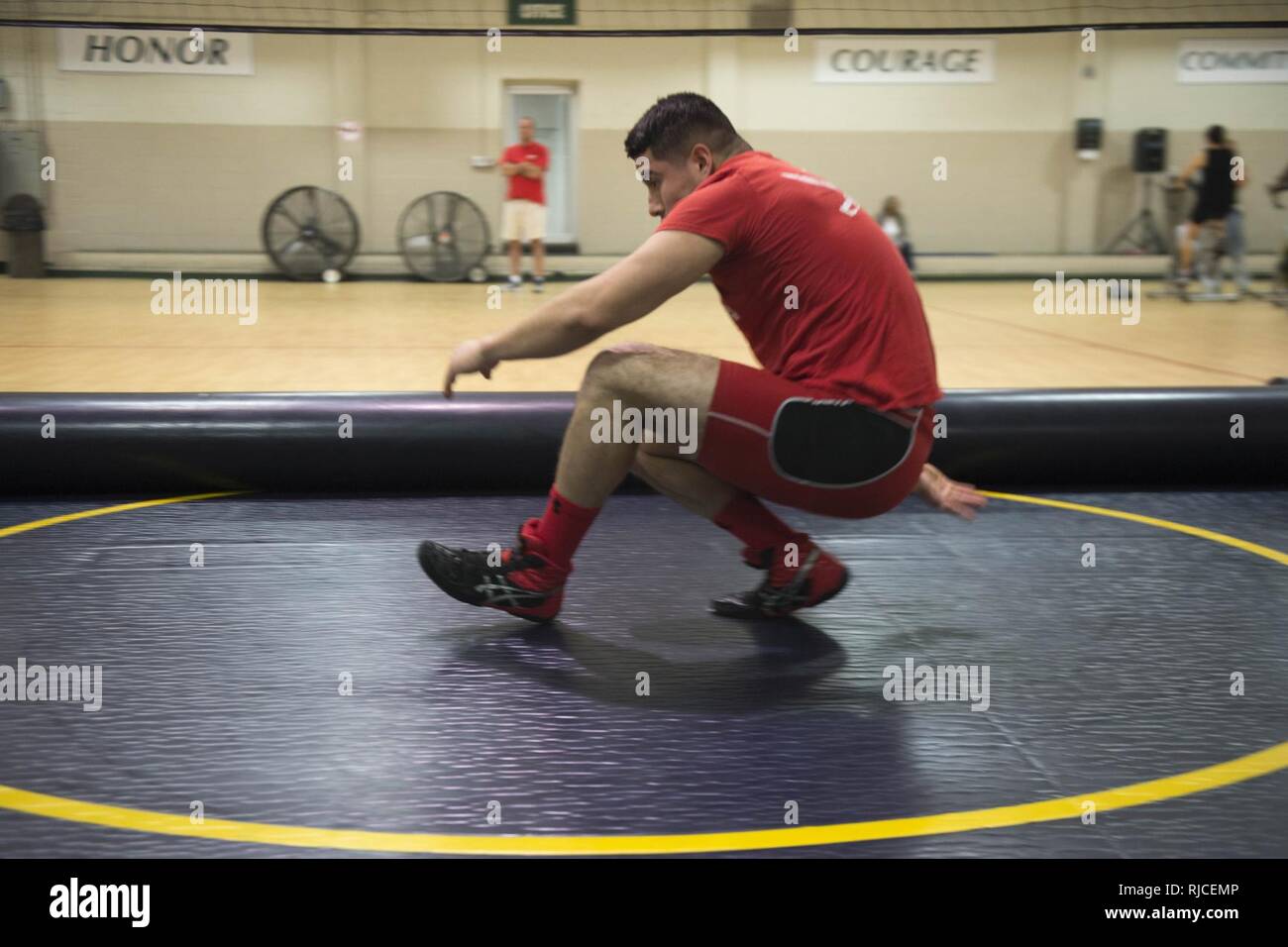 VIRGINIA BEACH, en Virginie (5 novembre 2016) Maître de 3e classe Luis Sampedro n'a l'avant de rouler sur le tapis au cours de la 2016 All-Navy Wrestling Mini-Camp au Corps expéditionnaire conjointe Base Little Creek's Rockwell Hall. Les marins de la région de Hampton Roads a participé à la mini-camp de gagner une place dans l'équipe de lutte de l'All-Navy et concurrencer dans les Forces armées des championnats. Banque D'Images