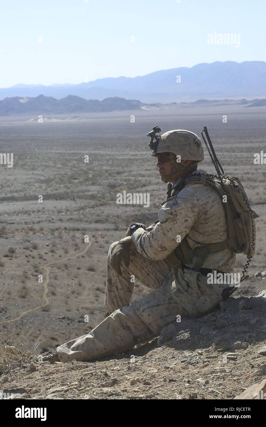 United States Marine Corps Sergent Jacob Nievez, 3e Bataillon, 5e Régiment de Marines, de l'Inde, l'entreprise se trouve sur une falaise en attente de la formation indice de Marine Corps Air Ground Combat Center 29 Palms, Californie Nov 4, 2016. Marines de 3/5 sont actuellement des essais sur le terrain de l'équipement et de la technologie du laboratoire de combat du Corps des marines au cours de l'exercice 1-17 Formation intégrée afin d'améliorer et maintenir des compétences en vue de leur déploiement en masse de l'élément de combat pour la 31e Marine Expeditionary Unit. (United States Marine Corps Banque D'Images