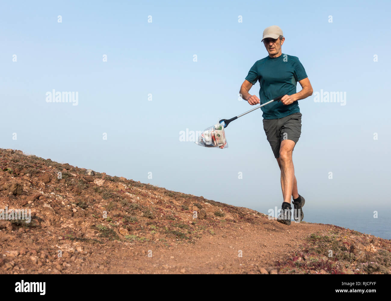 Plogging : un jogger ramasser les déchets en faisant du jogging (plogging). Banque D'Images