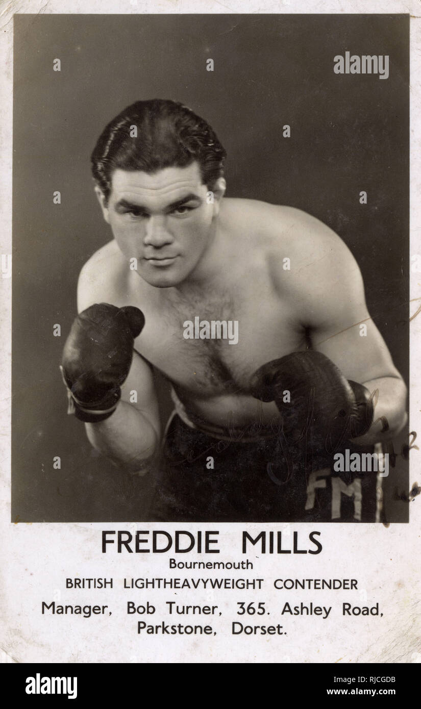 Frederick Percival ('Freddie') Mills (1919-1965) - French boxer, et le world light heavyweight champion de 1948 à 1950. Qui est représenté sur une carte postale à partir de la promo 1941 (quand encore un caporal de l'armée) et un 'Britihs Lightheavyweight Contender'. Banque D'Images