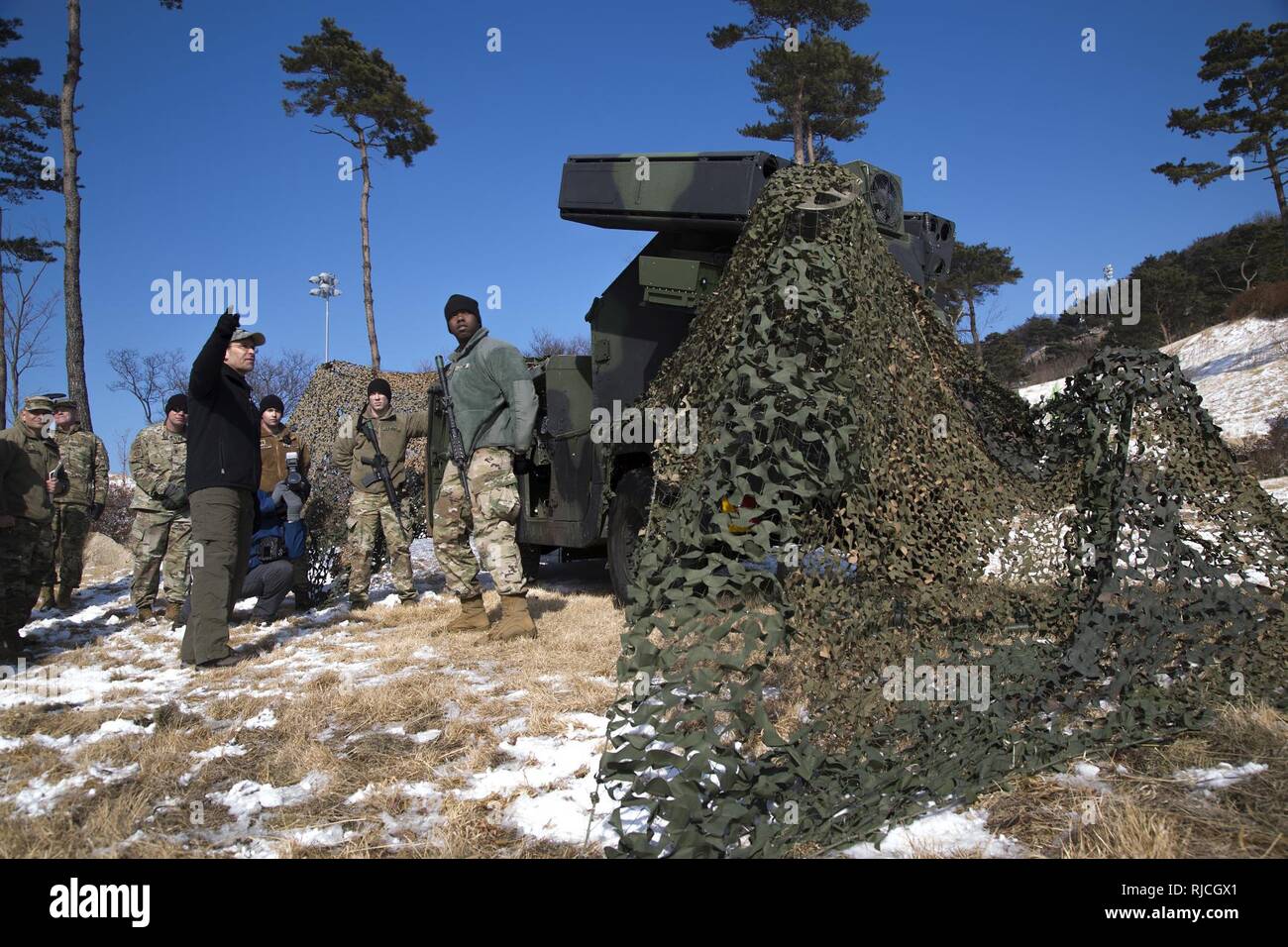 Secrétaire de l'Armée Mark T. Esper visites Combined Task Force Defender, 35e Brigade d'artillerie de défense aérienne, à Seongju, Corée du Sud, le 10 janvier 2018. Esper a visité la Corée pour discuter avec des unités de préparation à travers le théâtre coréen et d'informer les familles, les soldats et les civils sur son poste et les politiques comme le secrétaire de l'armée au cours de sa visite de trois jours. Banque D'Images