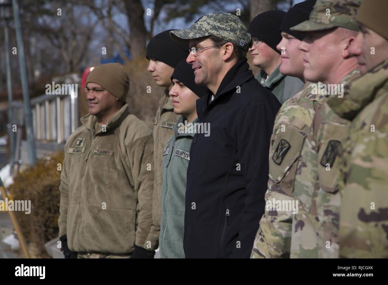 Secrétaire de l'Armée Mark T. Esper pose avec les soldats de la Force opérationnelle combinée Defender, 35e Brigade d'artillerie de défense aérienne à Seongju, Corée du Sud, le 10 janvier 2018. Esper a visité la Corée pour discuter avec des unités de préparation à travers le théâtre coréen et d'informer les familles, les soldats et les civils sur son poste et les politiques comme le secrétaire de l'armée au cours de sa visite de trois jours. Banque D'Images