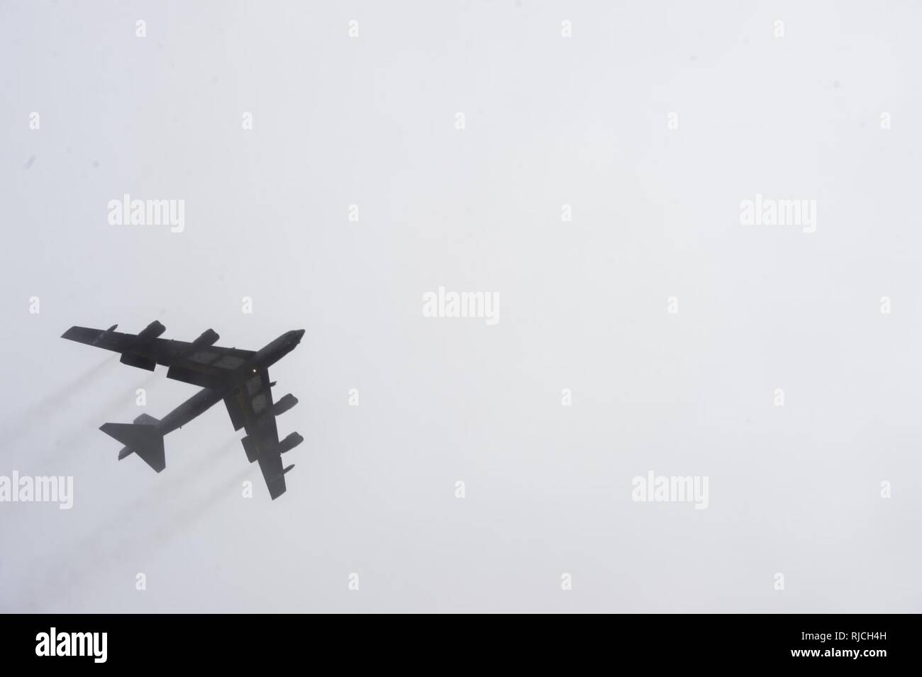 Un B-52 Stratofortress survole la piste de RAF Fairford, Angleterre le 9 janvier 2018. L'avion de Minot Air Force Base, N.D., déployée à RAF Fairford pour effectuer l'intégration et la formation. théâtre Le déploiement de bombardiers stratégiques à l'exercice aide à Royaume-uni United States Air Forces in Europe's emplacement avancé d'opérations sur les bombardiers. Avec formation de partenaires, aux nations alliées et d'autres unités de l'US Air Force contribue à la 5e Escadre bombe prête à contribuer et forces postured. Banque D'Images