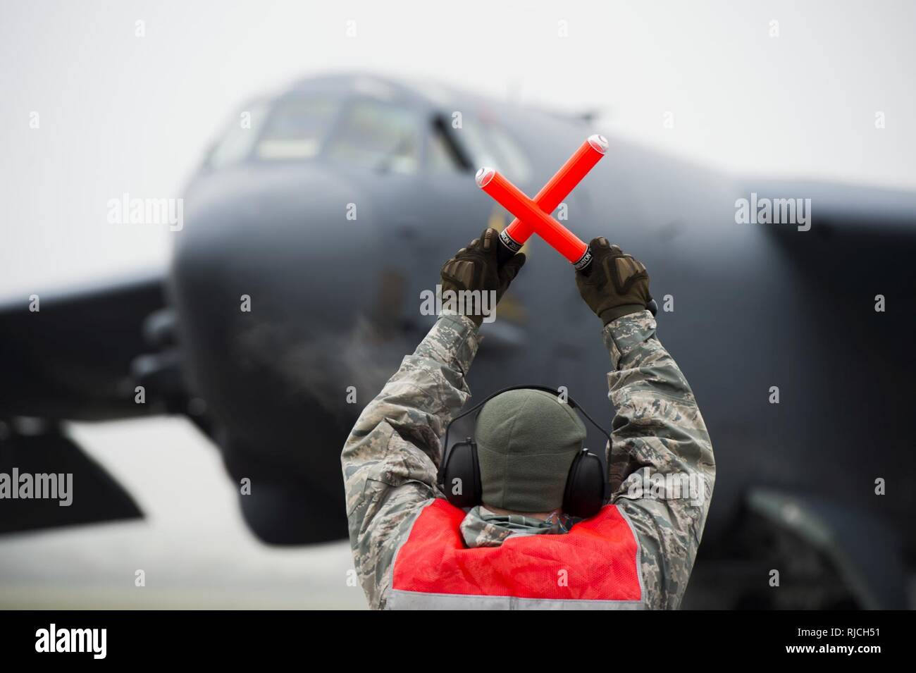 Airman Senior Nicholas Hyatt, 5e Escadron de maintenance des aéronefs, marshals un B-52 Stratofortress à l'arrivée de RAF Fairford, Angleterre le 9 janvier 2018. Environ 300 aviateurs et l'équipement de soutien de la 5e Bomb Wing, Minot Air Force Base, N.D., déployés à RAF Fairford pour effectuer l'intégration et la formation. théâtre Avec formation de partenaires, aux nations alliées et d'autres unités de l'US Air Force contribue à la 5e Escadre bombe prête à contribuer et forces postured. Banque D'Images