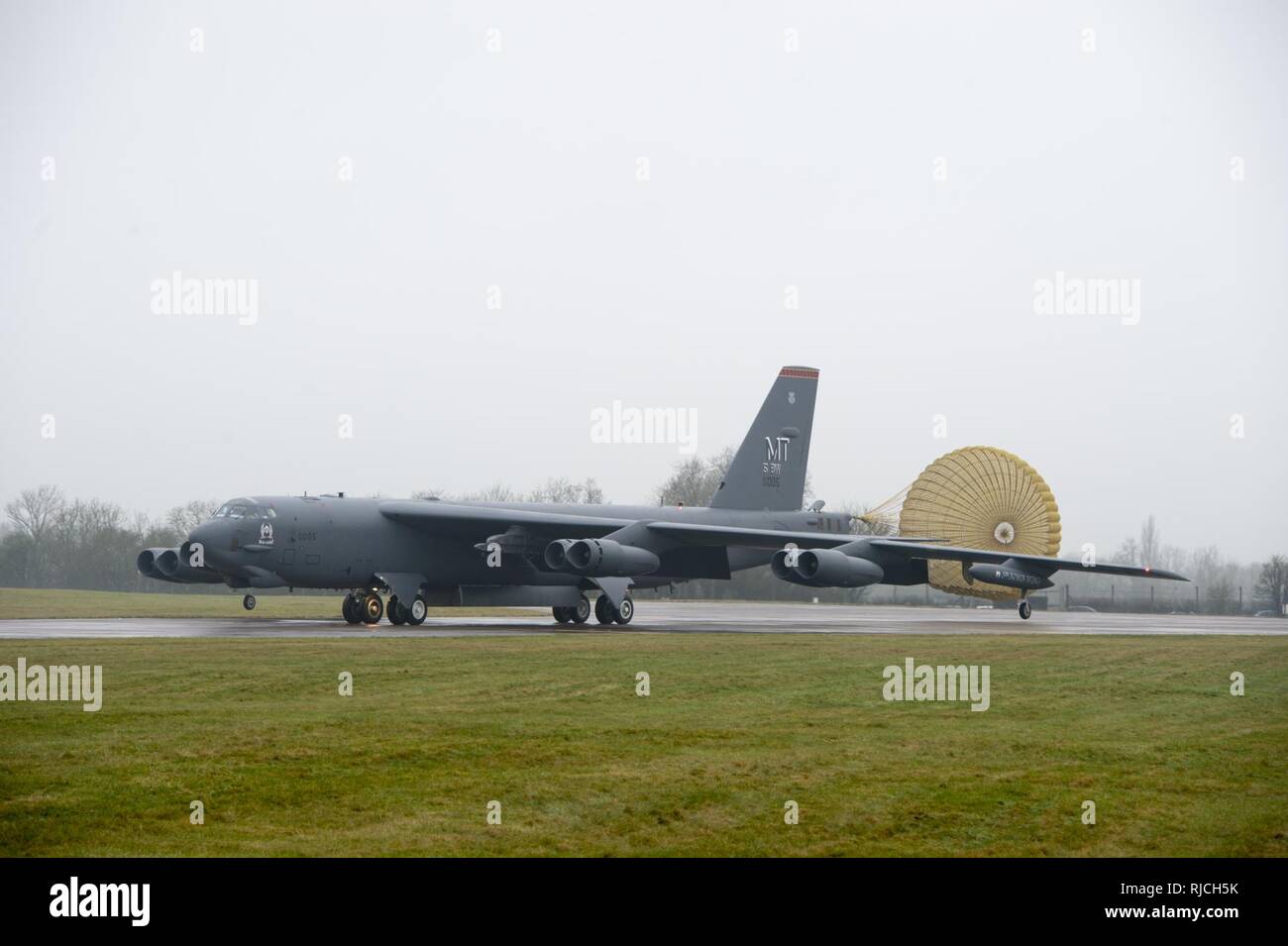 Un B-52 Stratofortress déployés à partir de Minot Air Force Base, N.D., taxis la piste de RAF Fairford, Angleterre le 9 janvier 2018. Le déploiement de bombardiers stratégiques à l'exercice aide à Royaume-uni United States Air Forces in Europe's emplacement avancé d'opérations sur les bombardiers. Avec formation de partenaires, aux nations alliées et d'autres unités de l'US Air Force contribue à la 5e Escadre bombe prête à contribuer et forces postured. Banque D'Images