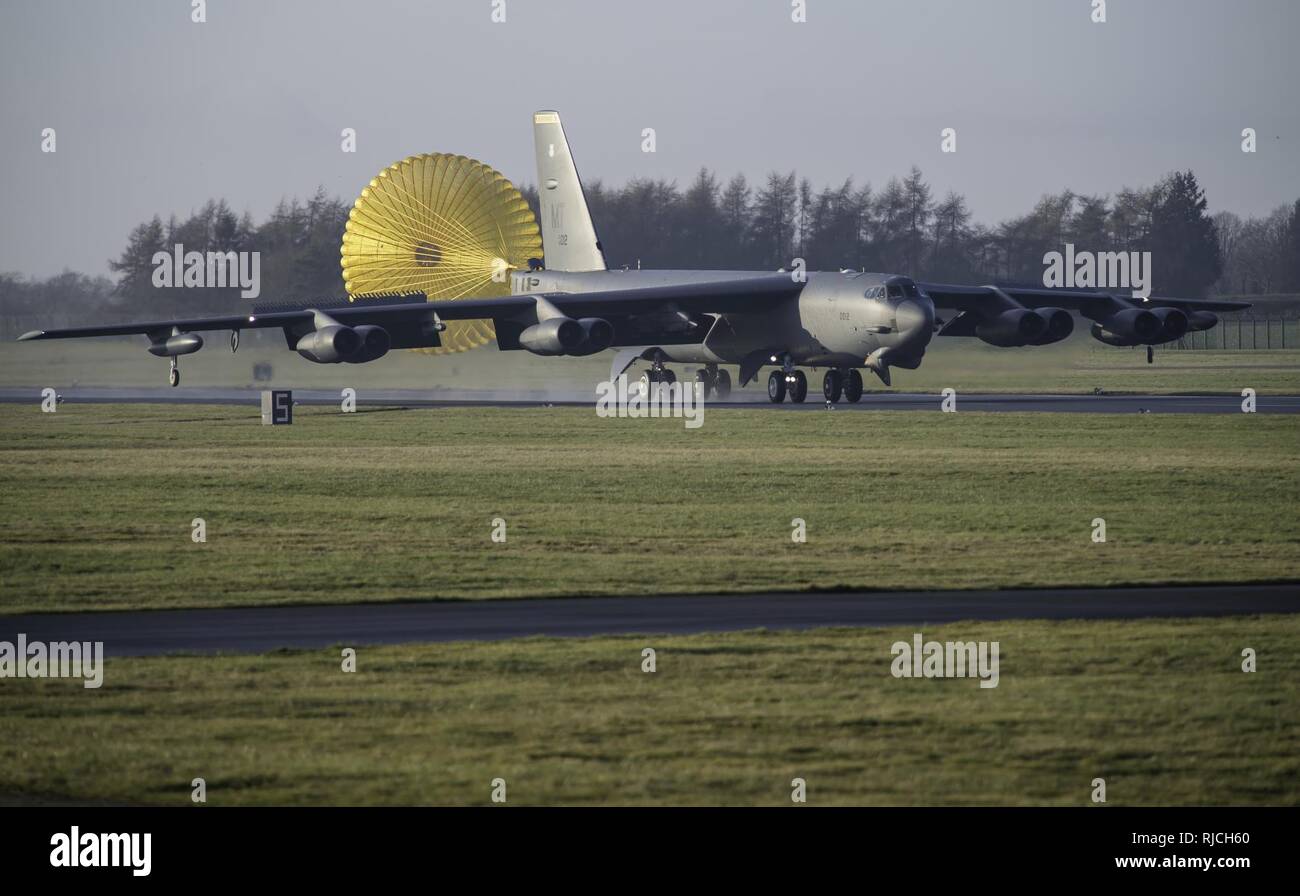 Un B-52 Stratofortress arrive à RAF Fairford, en Angleterre, le 10 janvier 2018. RAF Fairford sert de United States Air Forces in Europe's emplacement avancé d'opérations sur les bombardiers. Banque D'Images