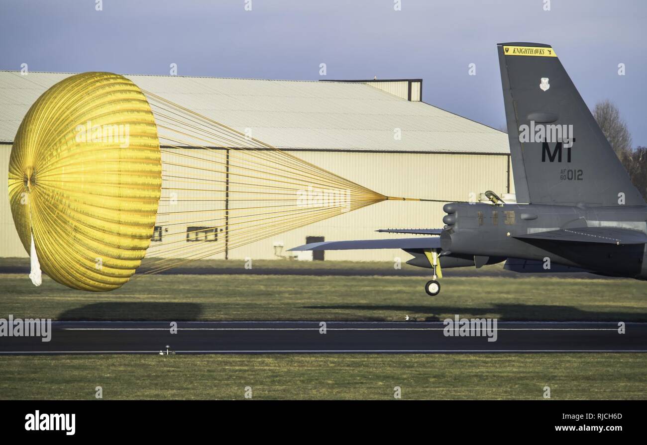 Un B-52 Stratofortress arrive à RAF Fairford, Angleterre, de procéder à l'intégration et la formation de théâtre le 10 janvier 2018. Le déploiement de bombardiers stratégiques pour le Royaume-Uni comprend la formation interarmées et alliés pour améliorer l'interopérabilité des bombardiers. Banque D'Images