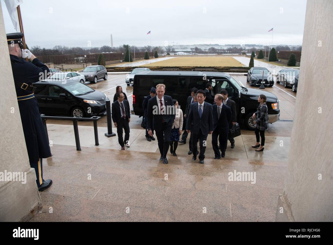 Le Secrétaire adjoint à la défense Patrick M. Shanahan se réunit avec le ministre japonais de l'État pour la politique spatiale Masaji Matsuyama au Pentagone à Washington, D.C., 12 janvier 2018. Banque D'Images