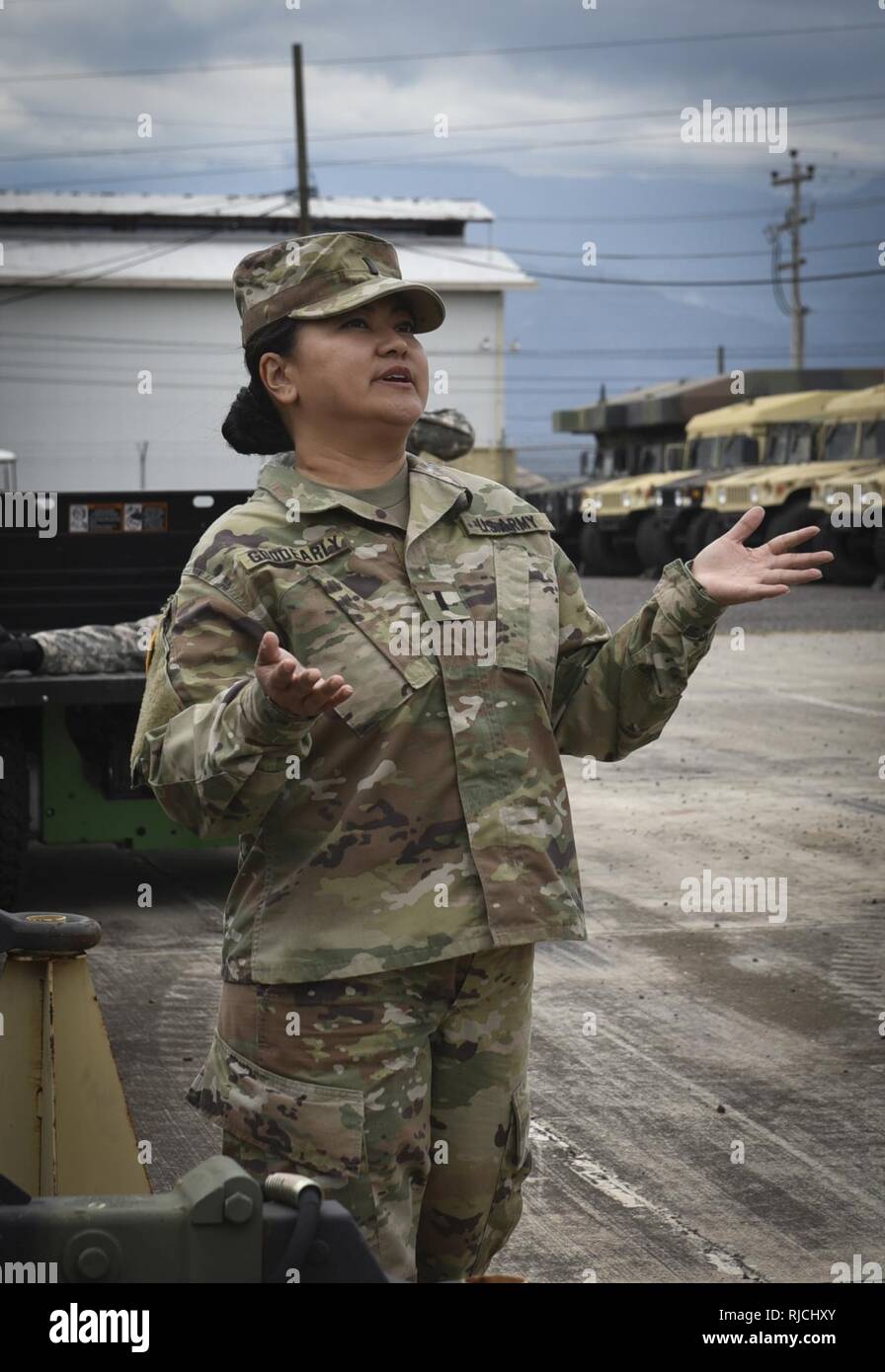 1er lieutenant de l'armée américaine Isavelita Goodearly, infirmière en santé publique, Joint Task Force-Bravo élément médical, parle pendant un buffle et de traitement de classe d'inspection à la base aérienne de Soto Cano, Honduras, janv. 09, 2018. Les membres du Service avec MEDEL sont formés et chargés par le ministère de santé de l'armée entraîne des soldats d'être la première ligne de défense d'une unité de préparation de la santé, tant en garnison et le domaine de l'environnement. Banque D'Images