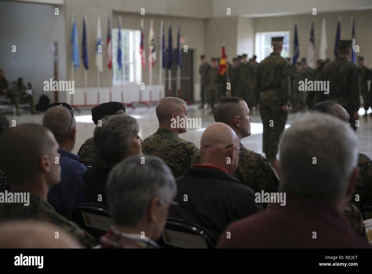 Le sergent du Corps des Marines des États-Unis. Le major Dylan W. Goldman, centre, siège au cours de la Marine Corps University sous-officiers du personnel Officer Academy Changer d'administration Camp Johnson à bord de cérémonie, N.C., 12 janvier 2018. La cérémonie a officiellement transféré les pouvoirs publics de Sgt. Le Major Robin C. Fortner de Sgt. Le major Dylan W. Goldman. Banque D'Images