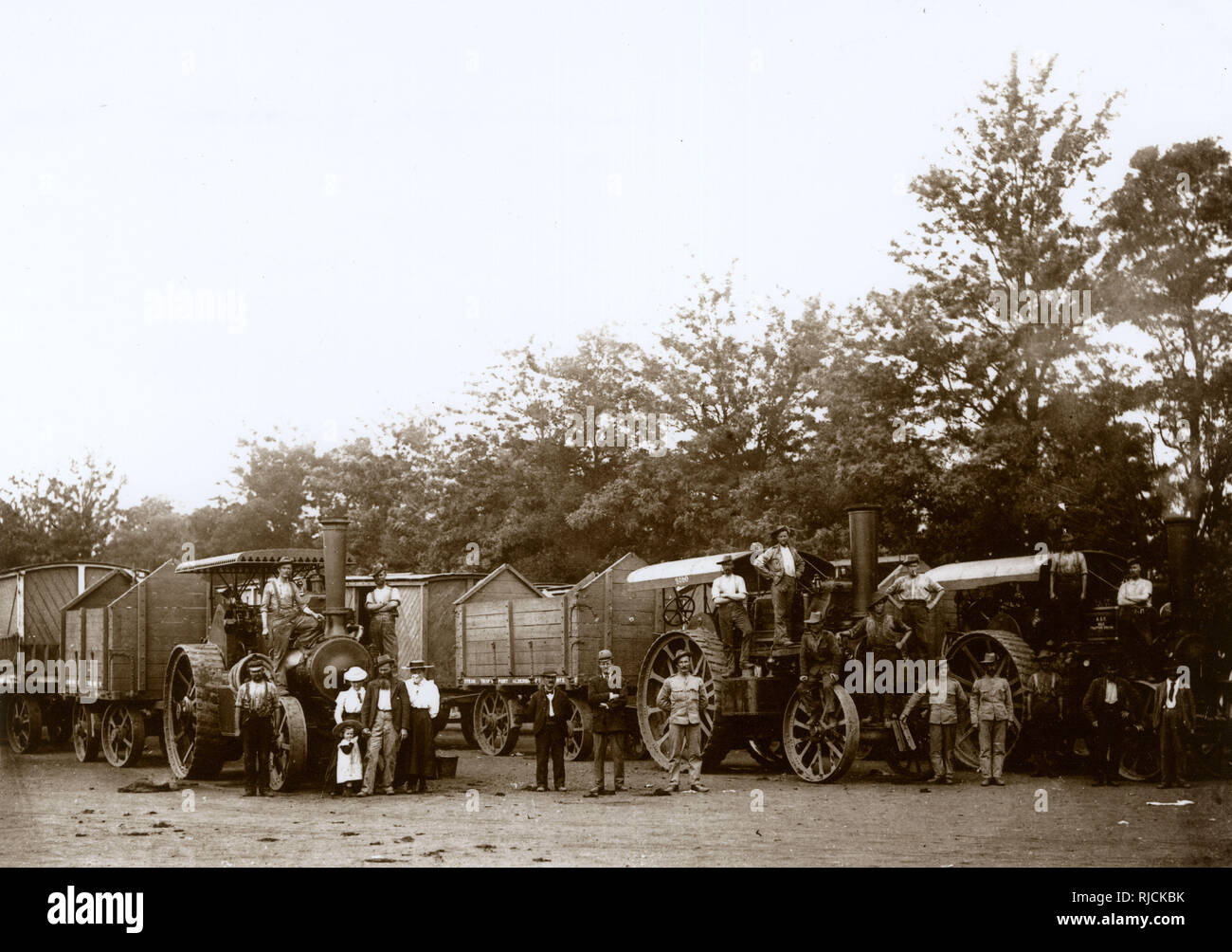 Moteurs de traction à vapeur militaires avec soldats et autres Banque D'Images