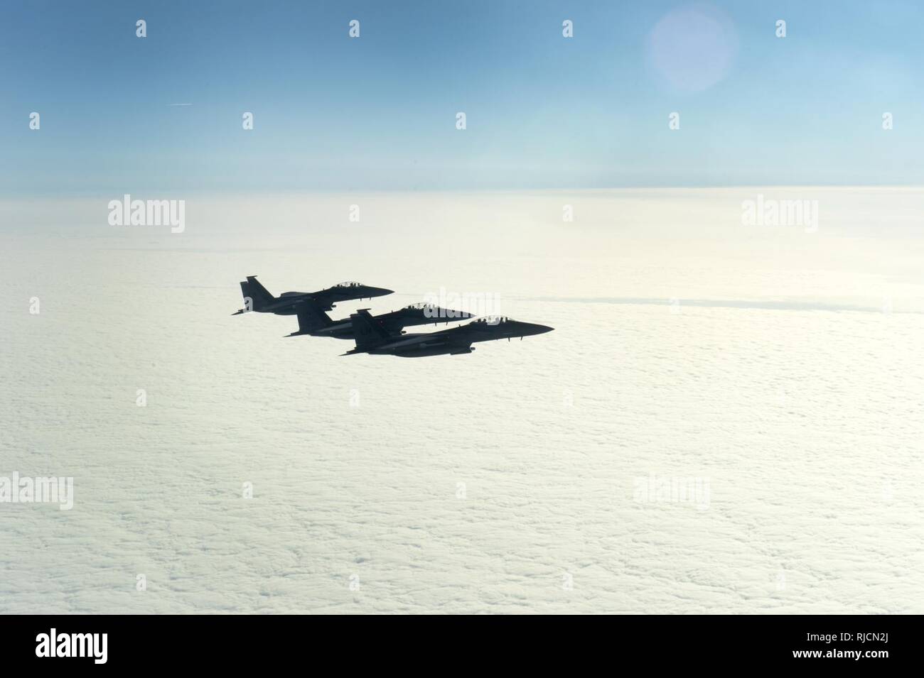 Trois F-15 Eagle de la RAF Lakenheath, Angleterre, voler aux côtés d'un B-52 Stratofortress de Minot Air Force Base, N.D., après un vol d'entraînement sur le Royaume-Uni, le 12 janvier 2018. Avec formation de partenaires, aux nations alliées et d'autres unités de l'US Air Force permet au 5e Bomb Wing de contribuer à préparer et postured forces en Europe. Banque D'Images