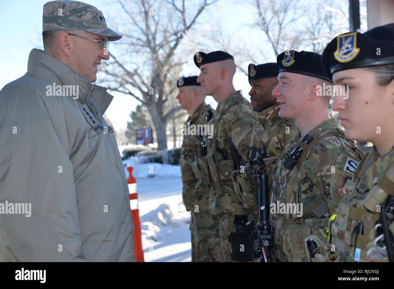 U.S. Air Force le général John Hyten, commandant du Commandement stratégique américain (USSTRATCOM), parle avec des hauts Airman Trevor Utton et d'autres membres de la 341e Escadron des Forces de sécurité à la Malmstrom Air Force Base, au Montana, le 16 janvier 2018. Au cours de sa visite, a rencontré des dirigeants de base Hyten et aviateurs pour les remercier de leur soutien à la mission de l'USSTRATCOM la dissuasion. Il a également visité les installations de la base, y compris le 341e Escadron de maintenance bay, la zone de stockage d'armes et de missiles d'une installation d'alerte. Banque D'Images