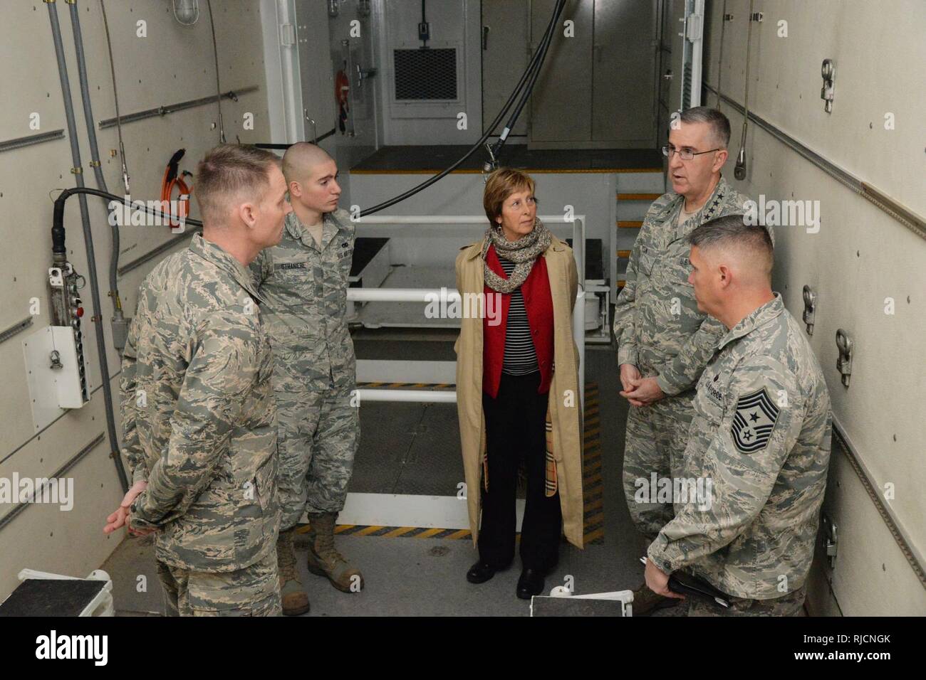 U.S. Air Force le général John Hyten, commandant du Commandement stratégique américain (USSTRATCOM) ; sa femme Laura ; et chef Master Sgt. Patrick McMahon, premier chef de l'USSTRATCOM enrôlé, parler avec le Colonel David Miller, commandant du groupe de maintenance 341e, et l'Aviateur Senior Richard Straniere, 341e groupe de maintenance responsable, tout en visitant un transporteur de charge utile dans la baie d'entretien à la Malmstrom Air Force Base, au Montana, le 16 janvier 2018. Au cours de leur visite, le Hytens et McMahon a rencontré des dirigeants de base et les aviateurs pour les remercier de leur soutien à la mission de l'USSTRATCOM la dissuasion. Ils ont également visité les installations de th Banque D'Images