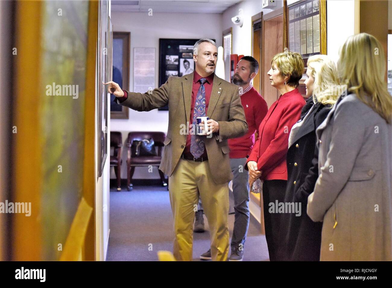 John Turnbow, directeur de musée de la base, guides Laura Hyten (troisième à partir de la gauche) lors d'une visite à l'occasion de sa visite à Malmstrom Air Force Base, Montana, le 17 janvier 2018. Mme Hyten est marié à U.S. Air Force le général John Hyten (pas sur la photo), commandant du Commandement stratégique américain (USSTRATCOM). Bien qu'il existe, le général et Mme Hyten a rencontré des dirigeants de base et les aviateurs pour les remercier de leur soutien à la mission de l'USSTRATCOM la dissuasion. Elle a aussi visité les installations de la base, y compris le centre de résilience, d'entretien et de la baie centre communautaire. Banque D'Images