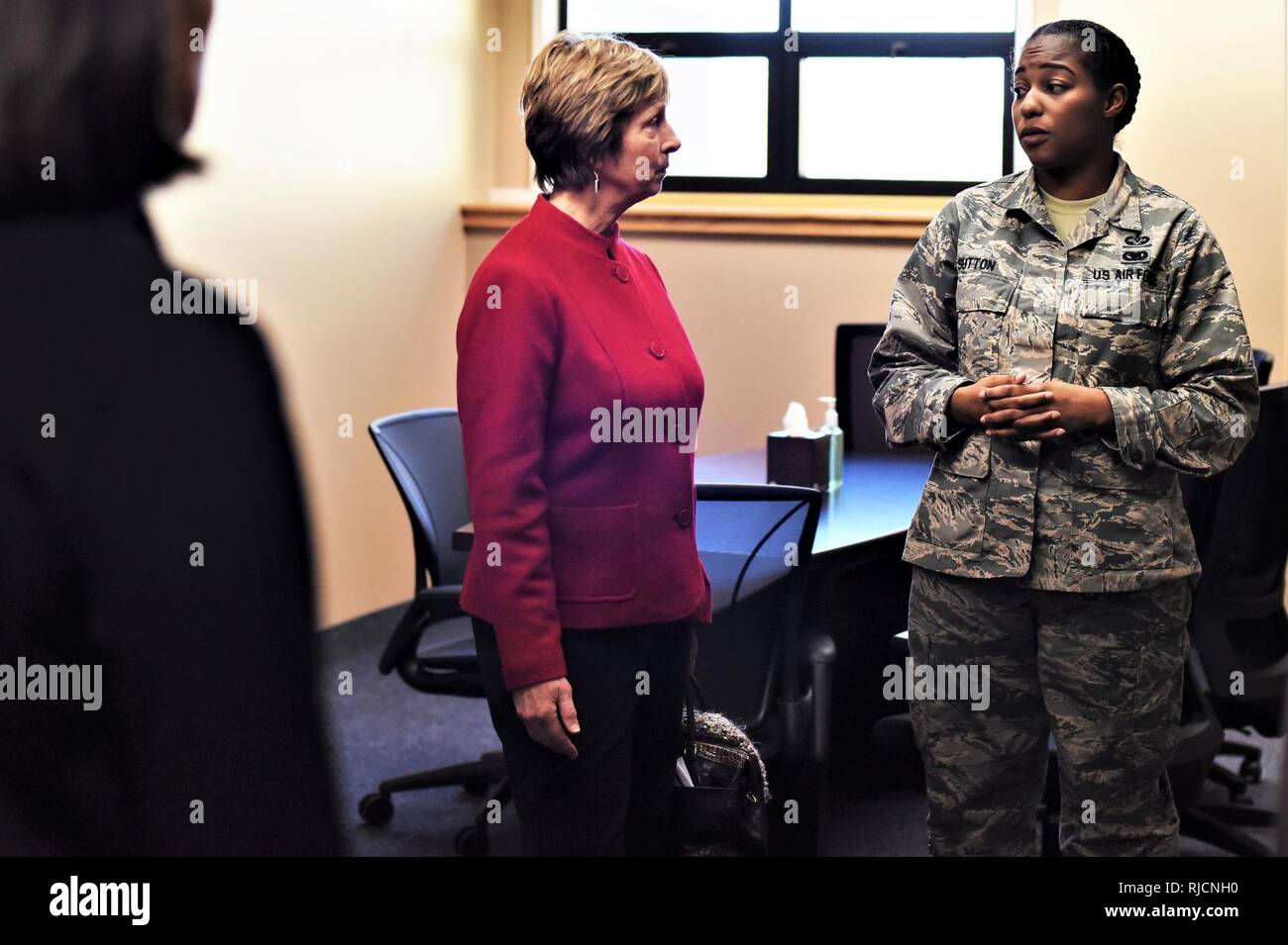 Laura Hyten parle avec le s.. Jasmine Sutton, 341e Escadre de missiles spéciale d'aide aux victimes l'avocat parajuriste, à la Malmstrom Air Force Base centre de résilience dans le Montana, le 17 janvier 2018. Mme Hyten est marié à U.S. Air Force le général John Hyten (pas sur la photo), commandant du Commandement stratégique américain (USSTRATCOM). Bien qu'il existe, le général et Mme Hyten a rencontré des dirigeants de base et les aviateurs pour les remercier de leur soutien à la mission de l'USSTRATCOM la dissuasion. Elle a aussi visité les installations de la base, y compris le centre de résilience, d'entretien et de la baie centre communautaire. Banque D'Images