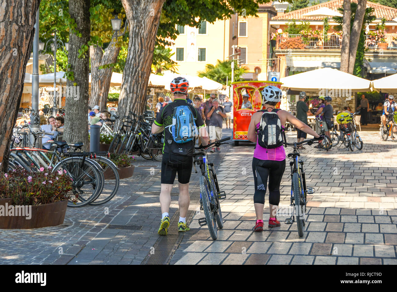 GARDA, ITALIE - Septembre 2018 : Les cyclistes roulant leurs vélos par Garda sur le lac de Garde. Banque D'Images