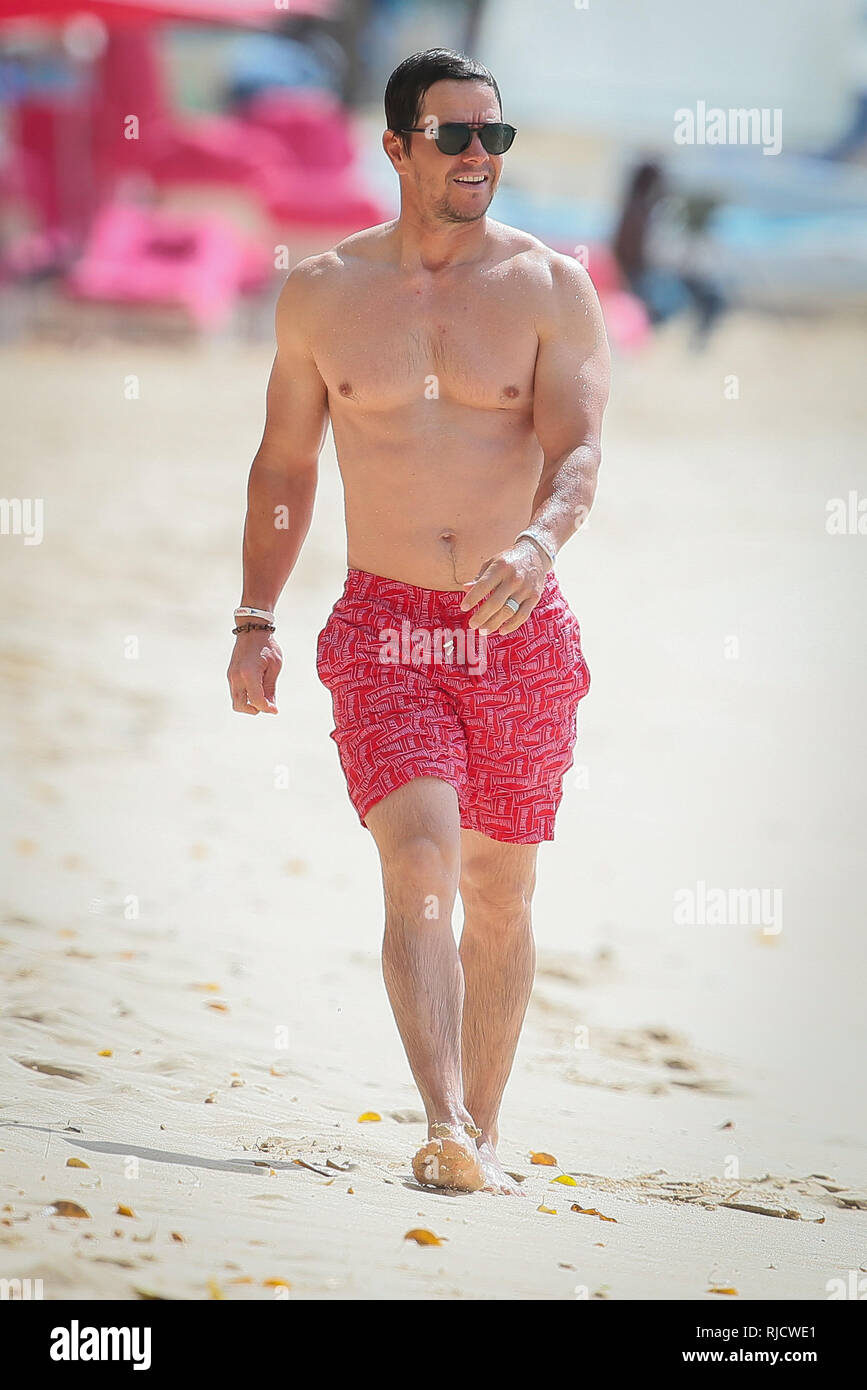 Mark Wahlberg vu l'extérieur de l'hôtel Sandy Lane avec sa femme Rhea  Durham en Barbade. Mark a été une fois de plus porter sa marque préférée à  court de natation, pantalons courts -