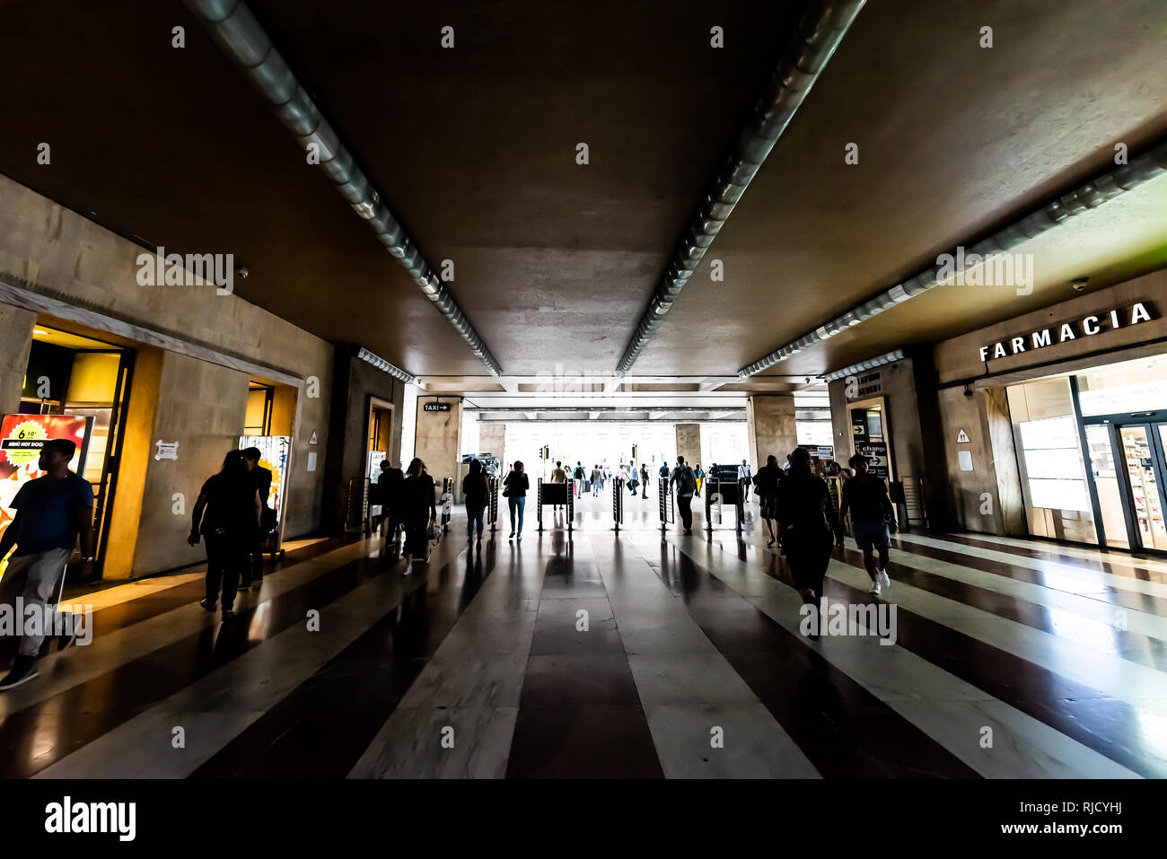 Florence, Italie - 30 août 2018 : dans l'église de Santa Maria Novella Firenze gare de touristes personnes avec bagages balade foule dans dark passage Banque D'Images