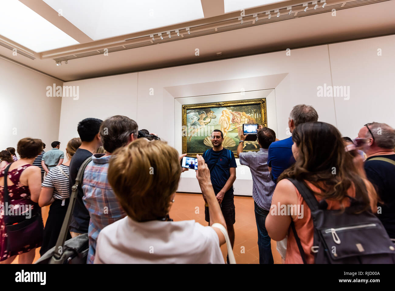 Paris, France - 30 août 2018 : Beaucoup de personnes debout à l'intérieur de Florence visiter la célèbre musée art gallery hall avec la peinture de Botticelli appelée T Banque D'Images