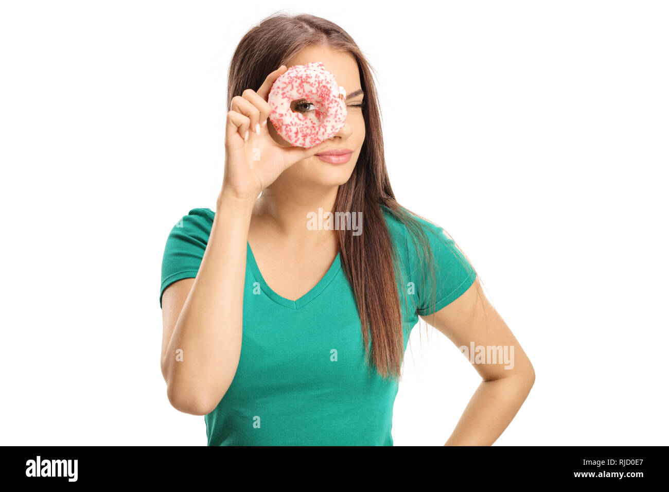 Belle jeune femme avec de longs cheveux de regarder à travers un trou de beigne isolé sur fond blanc Banque D'Images