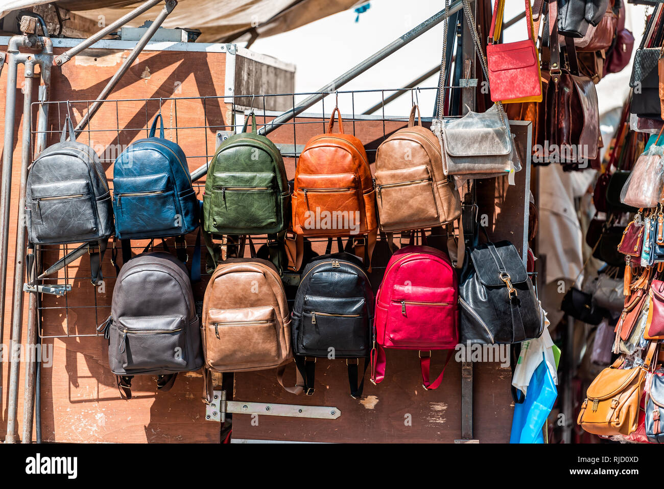 Florence, Italie de nombreux sacs sac à main en cuir de couleurs éclatantes  en couleur sur l'écran suspendu dans shopping street market à Florence en  Toscane Photo Stock - Alamy