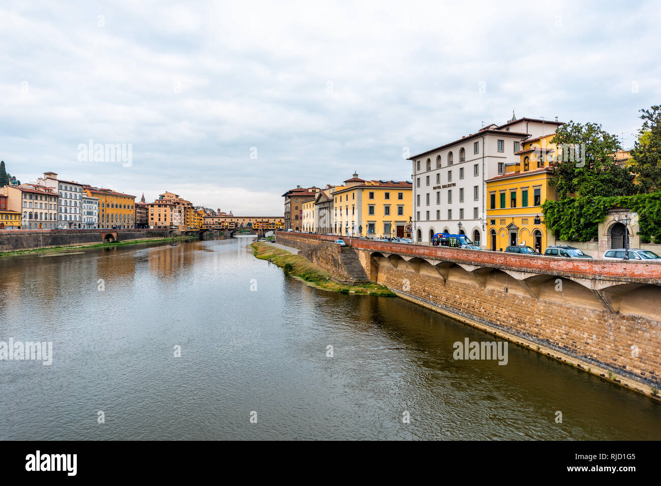 Florence, Italie - 31 août 2018 : Firenze orange jaune bâtiments colorés et Arno en été nuageux matin en Toscane Banque D'Images