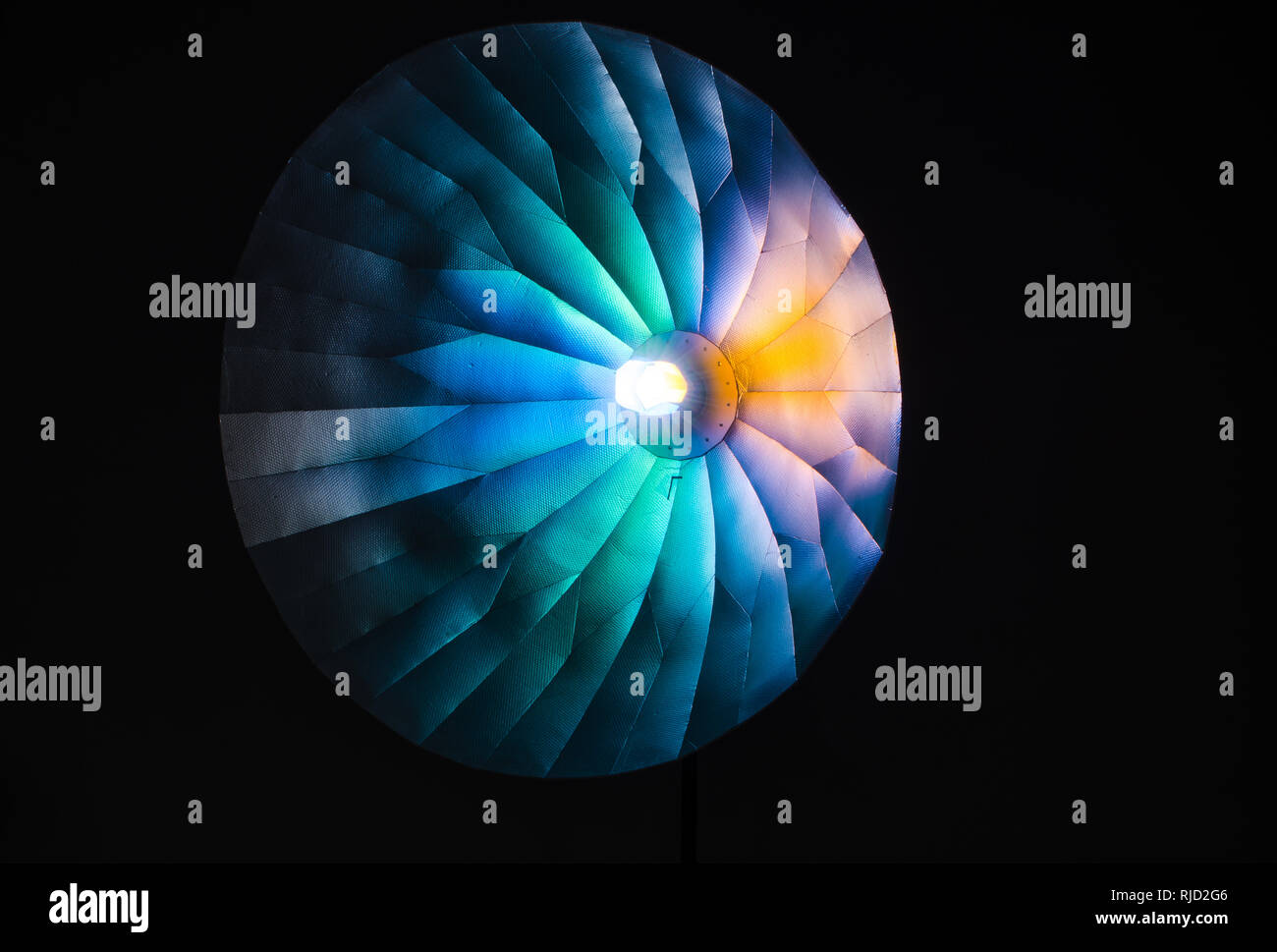 Convexe ou concave ? Illusion d'optique créée par la lumière et grand shaper lumière parabolique en studio de photographie. Banque D'Images