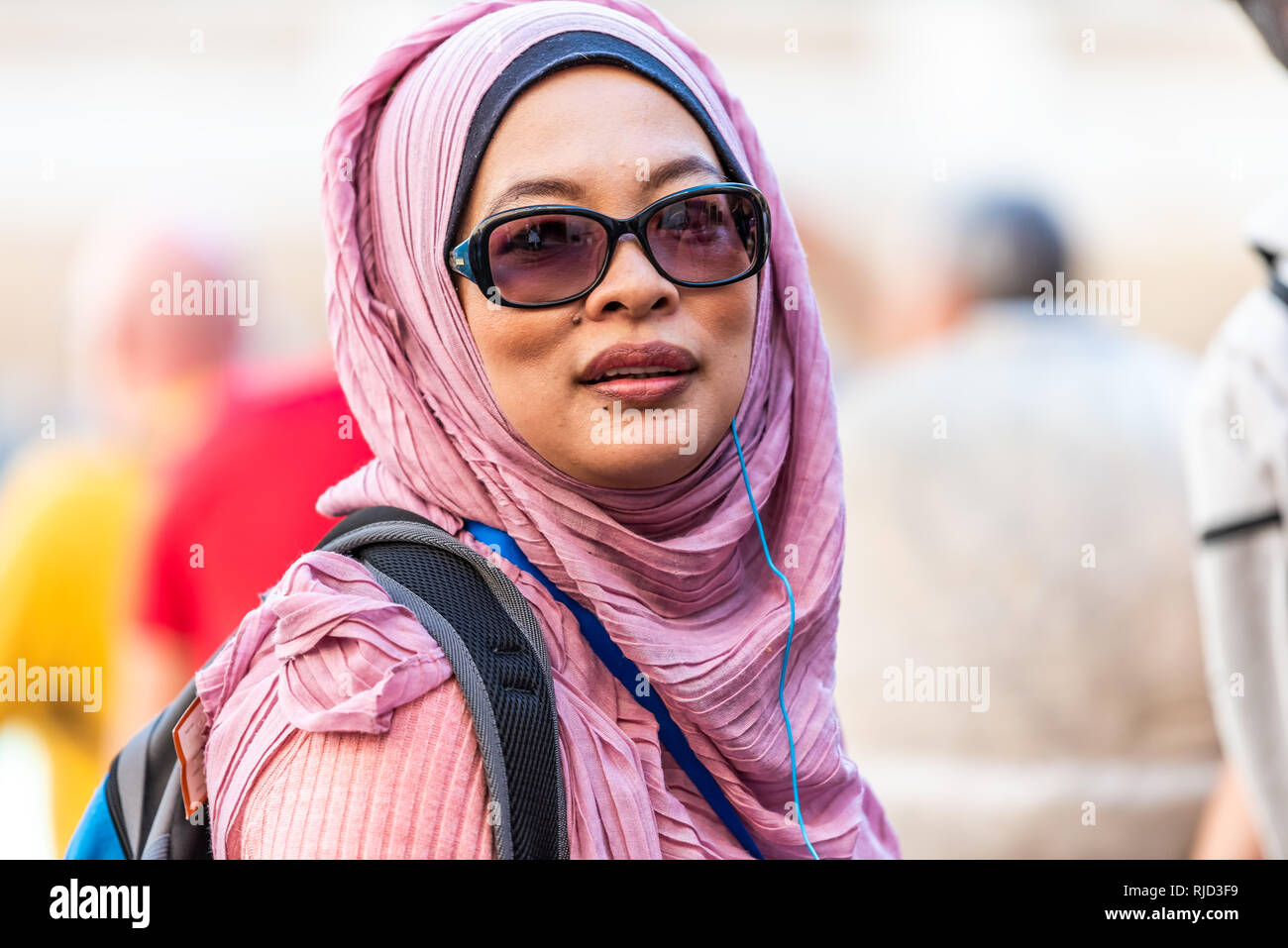 Rome, Italie - le 4 septembre 2018 : femme Arabe Musulmane en foulard hijab closeup portrait de la fontaine Trevi en ville avec arrière-plan flou et violet st Banque D'Images