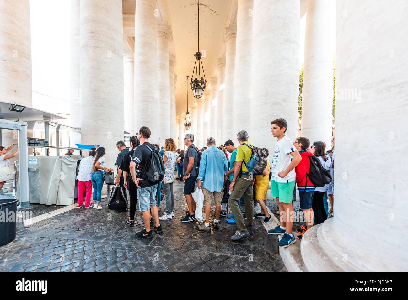 Cité du Vatican, Italie - 5 septembre 2018 : De nombreuses personnes dans la ligne d'attente pour entrer dans la place Saint Pierre à Rome Basilique foule de contrôle de sécurité Banque D'Images