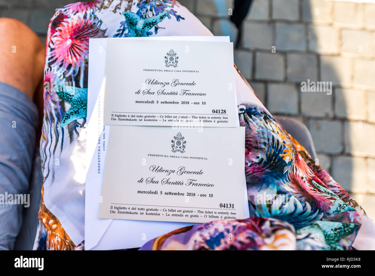 Cité du Vatican, Italie - 5 septembre 2018 : admission ticket pour l'église de St Peter's Basilica Square lors de l'audience papale sur jambes dress Banque D'Images