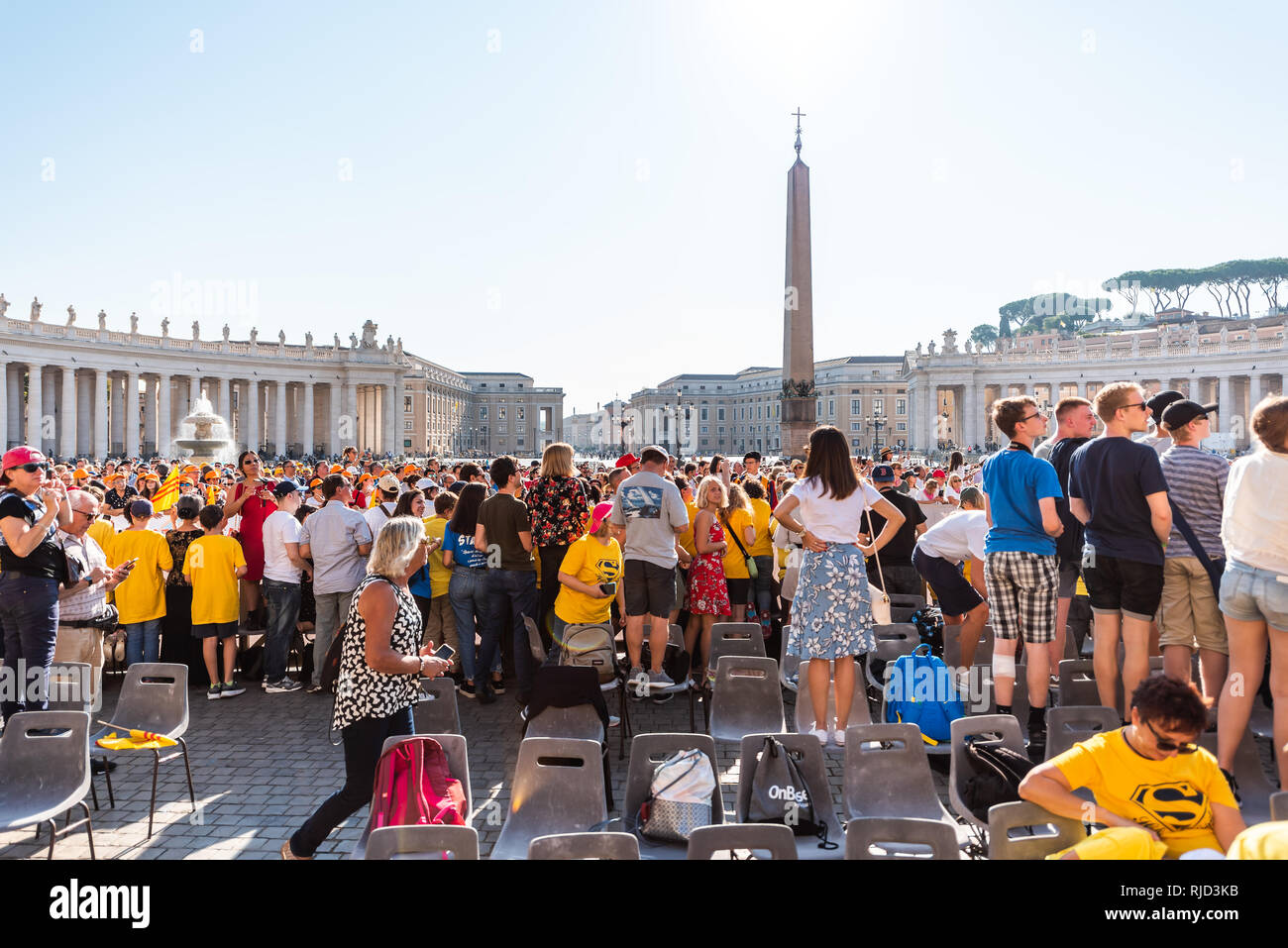 Cité du Vatican, Italie - 5 septembre 2018 : De nombreuses personnes debout pour l'église de St Peter's Basilica Square lors de l'audience papale aux beaux jours je foule Banque D'Images