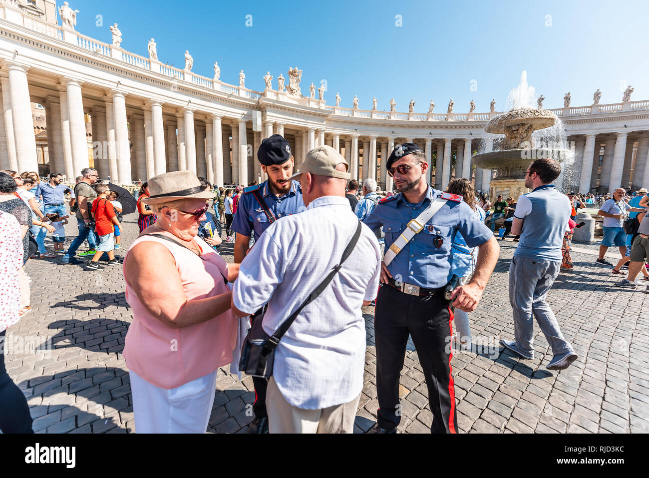Cité du Vatican, Italie - 5 septembre 2018 : De nombreuses personnes demandent de l'aide de gardes permanent par l'église de St Peter's Basilica Square au cours de journée ensoleillée dans la foule Banque D'Images