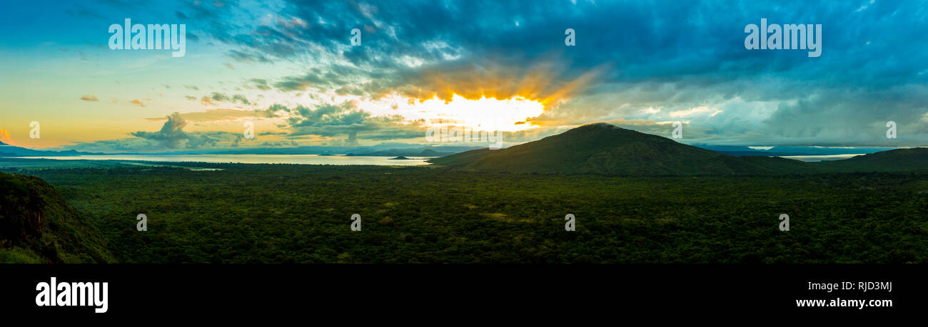 Panorama de 180 degrés le lever du soleil sur la forêt tropicale du Parc National de Nechisar, Éthiopie. Banque D'Images