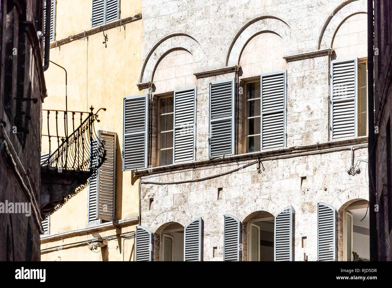 Sienne, Italie gros plan extérieur de l'immeuble sur rue dans la vieille ville médiévale historique village de Toscane avec personne et ruelle étroite Banque D'Images