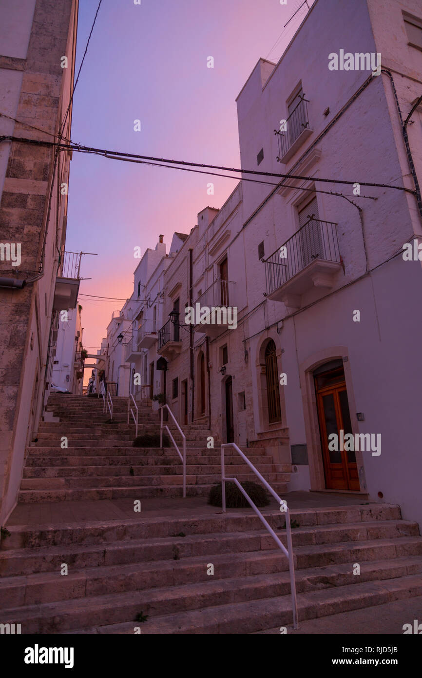 Voir la soirée de Locorotondo ville blanche escaliers, Sauthern Région Puglia, Italie Banque D'Images