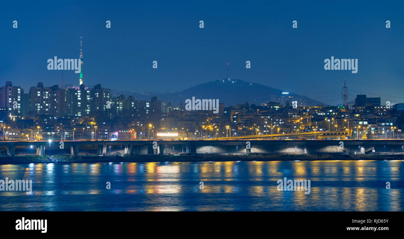 Vue de nuit de Séoul sur le fleuve Han, Corée du Sud Banque D'Images