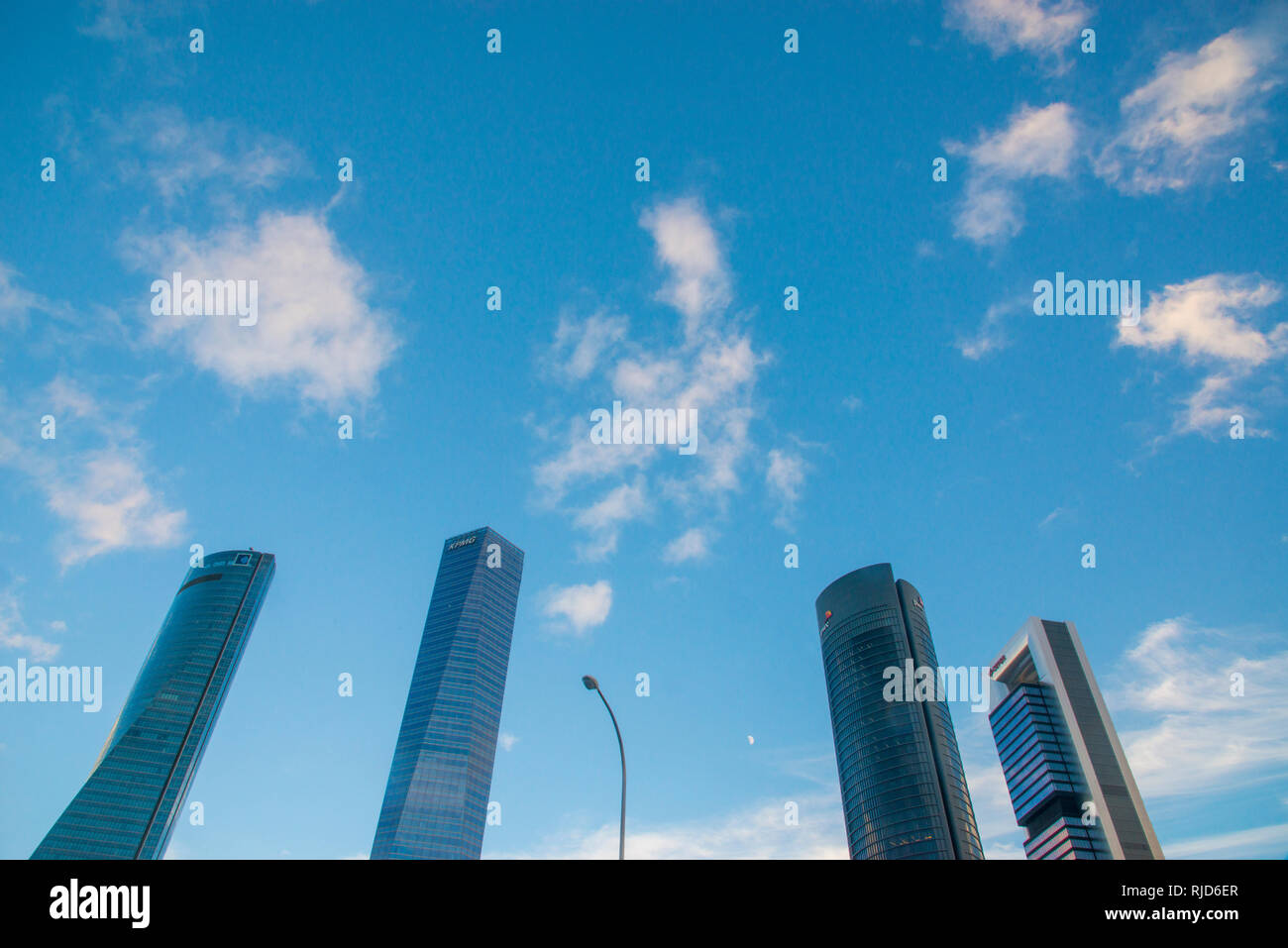 Cuatro Torres contre le ciel bleu. CTBA, Madrid, Espagne. Banque D'Images