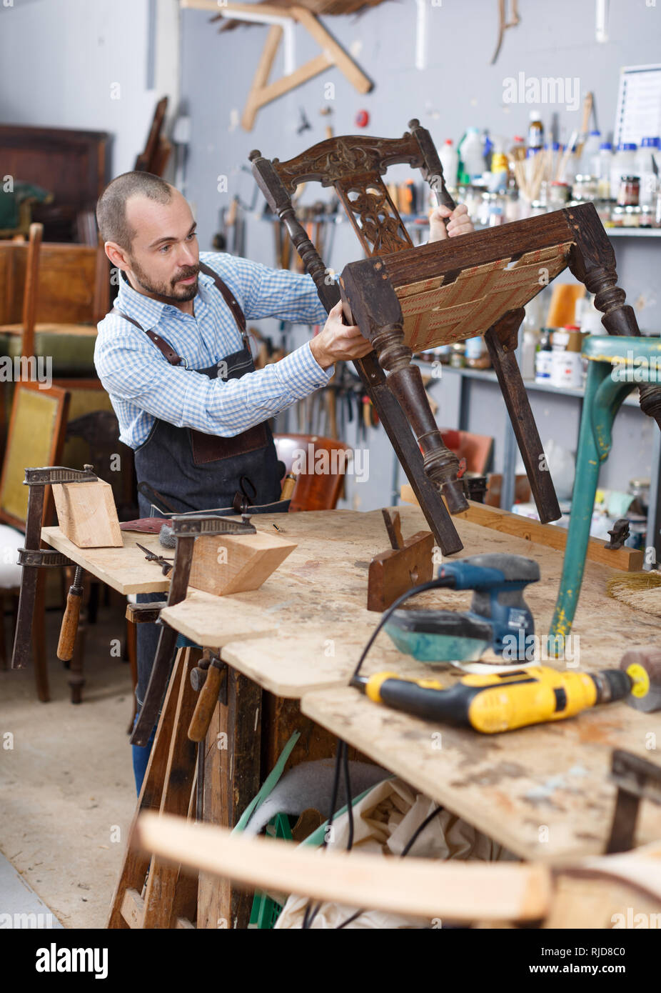 Portrait de restaurateur de meubles anciens restauration de fauteuil  l'inspection à l'atelier Photo Stock - Alamy
