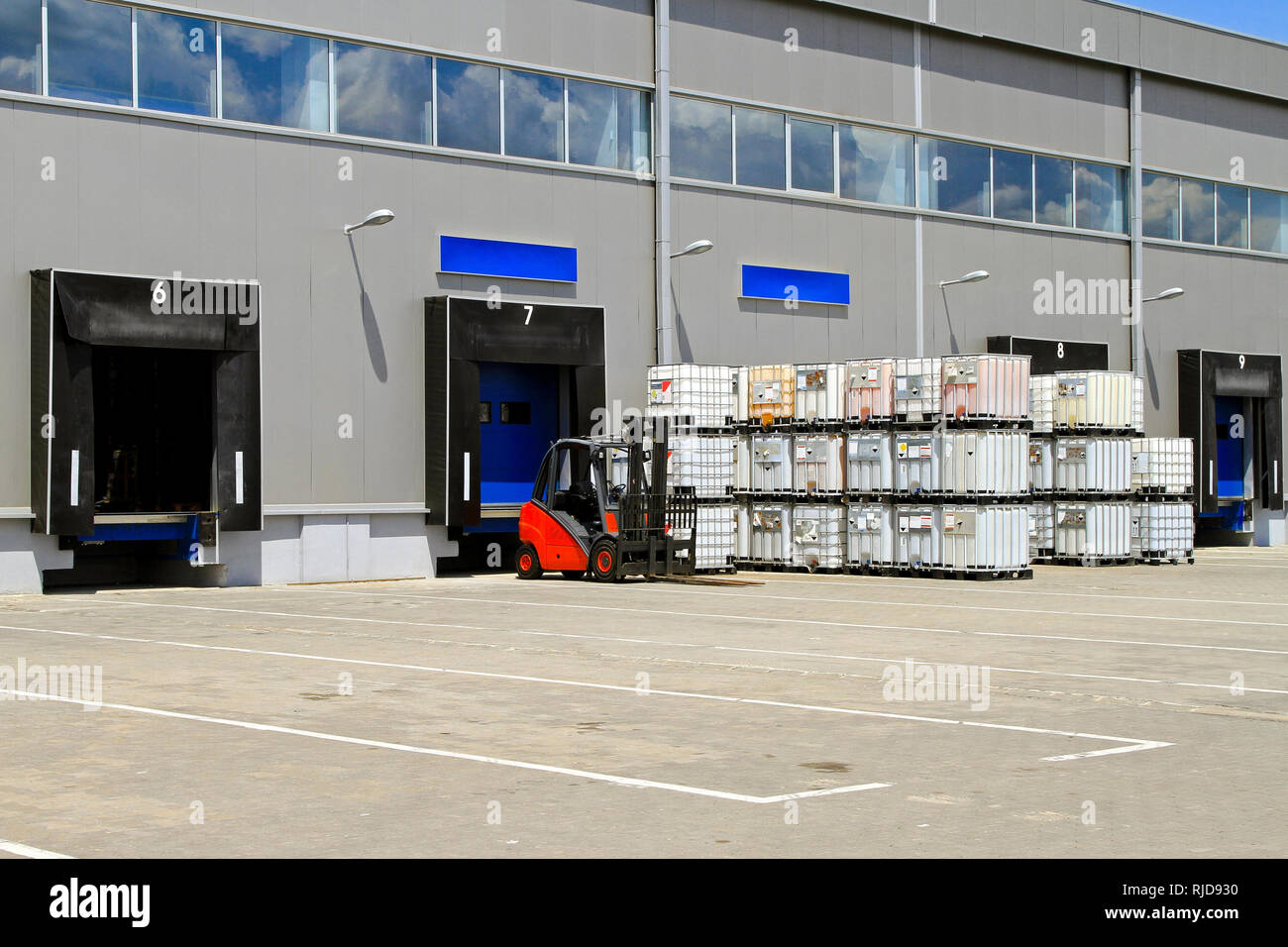 Chariot élévateur véhicule devant les portes de chargement à l'entrepôt de distribution Banque D'Images