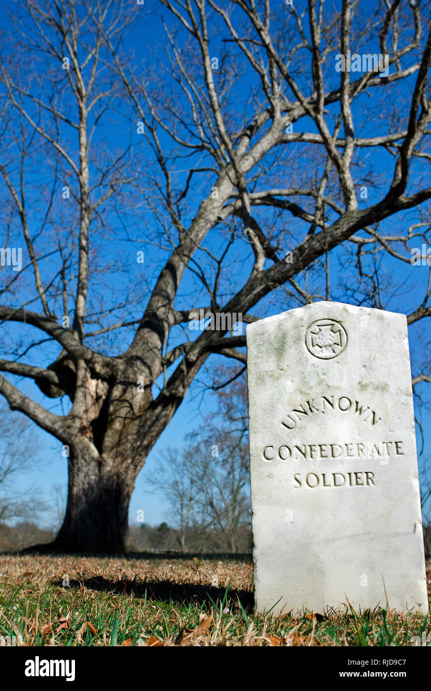 Un soldat confédéré inconnu parmi plusieurs est enterré sur la colline derrière le Centre d'interprétation de la guerre civile à Corinthe, au Mississippi. Banque D'Images