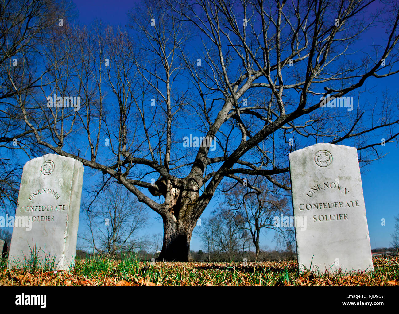 Deux soldats confédérés inconnus sont parmi plusieurs enterré sur la colline derrière le Centre d'interprétation de la guerre civile à Corinthe, au Mississippi. Banque D'Images