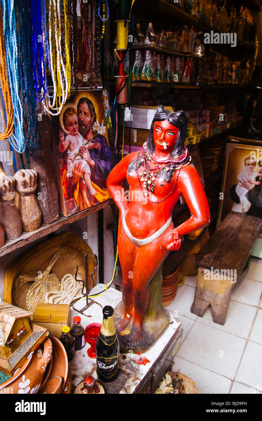 SALVADOR DE BAHIA, BRÉSIL-jan.26,2009 : statue de Pomba Gira épouse du diable dans le culte d'Umbanda brésilienne Afro est vendu au marché Sao Joaquim, Sal Banque D'Images