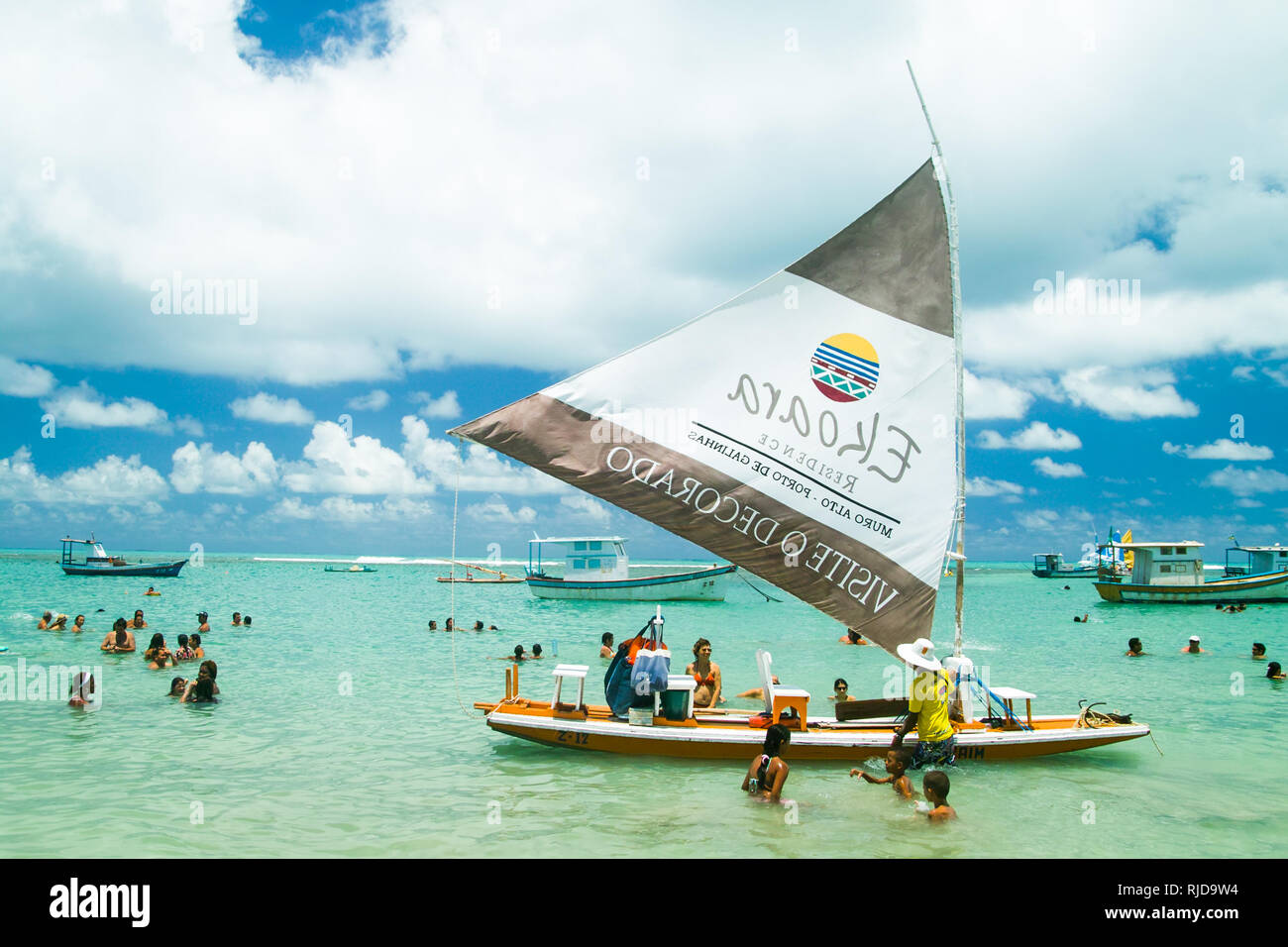 Porto de Galinhas, Brésil - 24 Février 2009 : aux personnes bénéficiant d'une journée chaude sur le bateau de pêche (Jangada) à Porto de Galinhas, Pernambuco, Brésil Banque D'Images