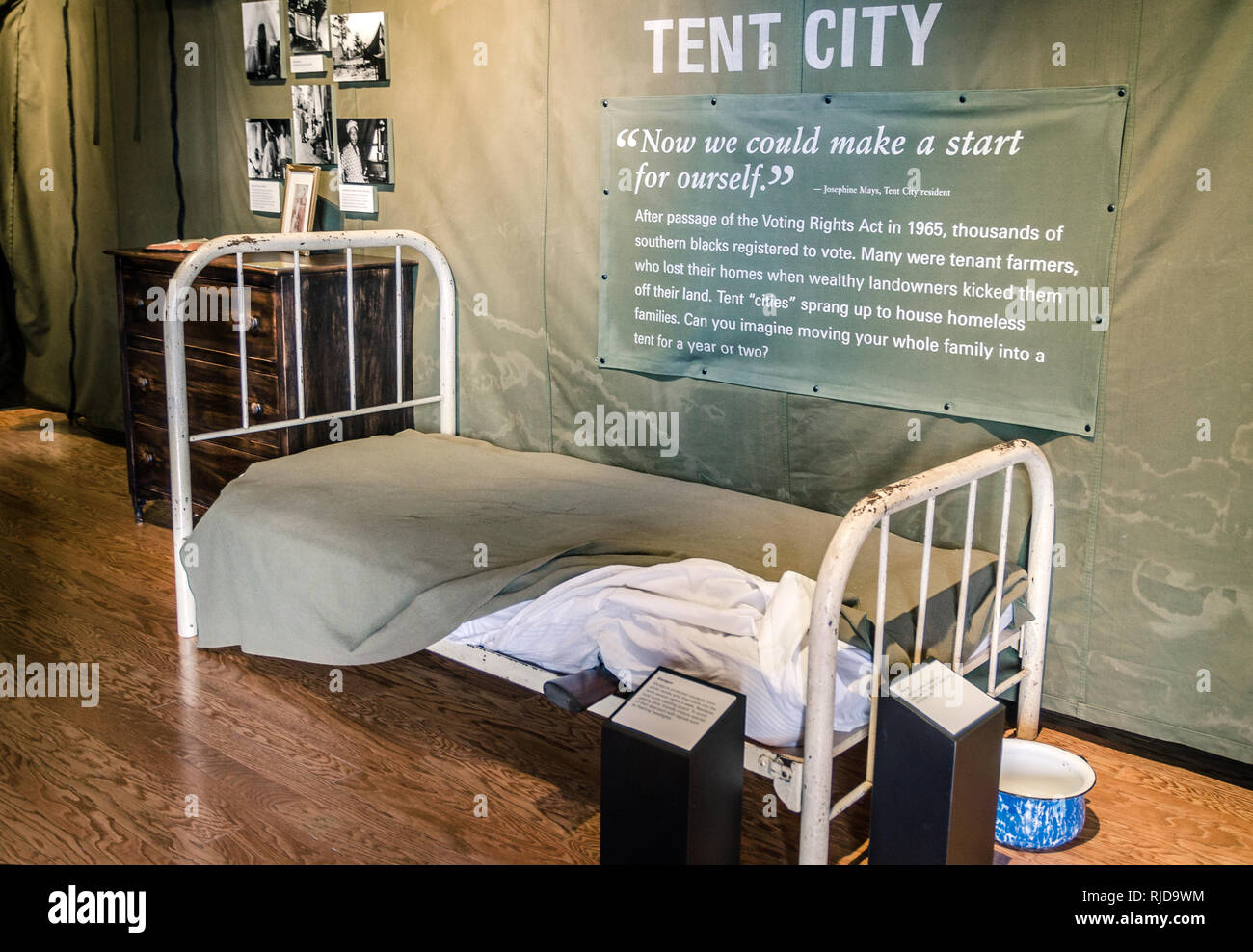 Une réplique d'un Afro-américain "Tent City" chambre à coucher est affichée à l'Lowndes Interpretive Centre, le 3 février 2015, à Hayneville, Alabama. Banque D'Images